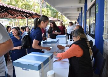 ¡Nadie sin votar! Consejeros técnicos apoyaron para que los estudiantes pudieran emitir su sufragio en sus propias aulas en Ciudad Universitaria
