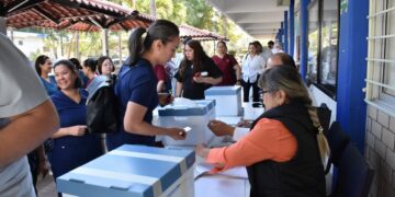 ¡Nadie sin votar! Consejeros técnicos apoyaron para que los estudiantes pudieran emitir su sufragio en sus propias aulas en Ciudad Universitaria