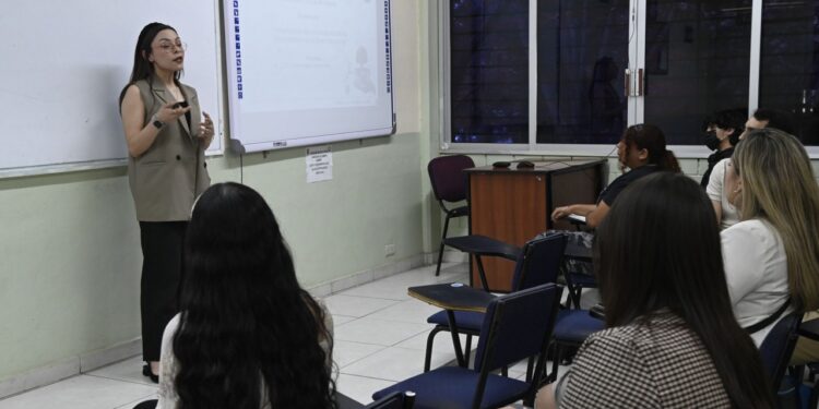 Maestranda de la UAS propone el uso de las cáscaras del camarón para tratar aguas negras, a partir del polisacárido llamado quitosano