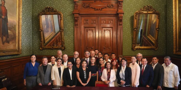 El gobernador Rocha se reunió con la presidenta Claudia Sheinbaum para revisar junto con las y los gobernadores, avances del IMSS Bienestar