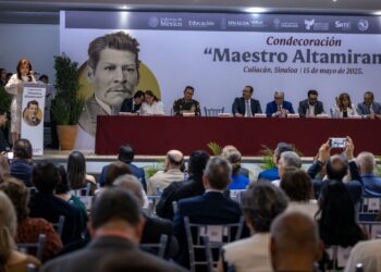 Destaca Rocha Moya que, en Sinaloa, su gobierno dignifica la labor magisterial mejorando salarios, certeza laboral y prestaciones