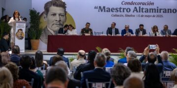 Destaca Rocha Moya que, en Sinaloa, su gobierno dignifica la labor magisterial mejorando salarios, certeza laboral y prestaciones