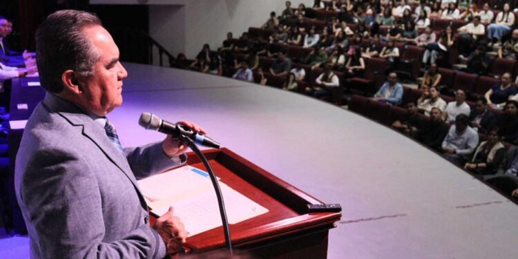 Propiciar el intercambio directo con profesionales del ámbito creativo y técnico, refuerzan el sentido de comunidad entre los jóvenes: Rector Jesús Madueña Molina