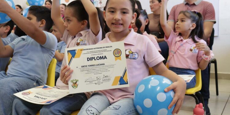 Se gradúan estudiantes del Programa de Inglés para Niños Pequeños (PET) del Centro de Idiomas de la UAS