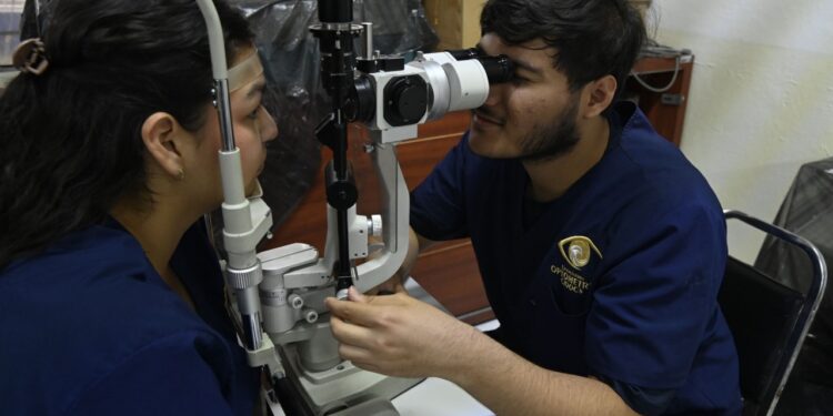 La conjuntivitis estacional aumenta en estas fechas y afecta principalmente a niñas, niños y adolescentes; hay que acudir con un especialista