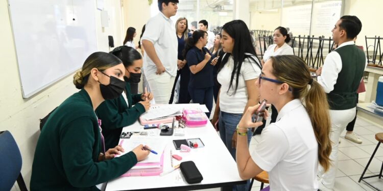 La Jornada PrevenIMSS-Bienestar-UAS, llega a la Facultad de Odontología con la aplicación de vacunas contra el Sarampión/Rubéola, Hepatitis y Tétanos