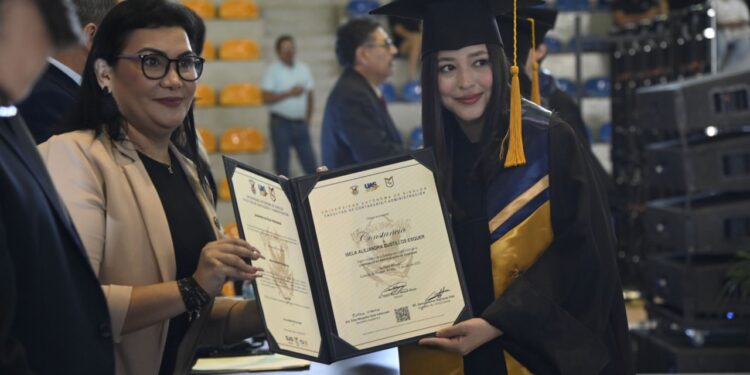 Se gradúan con éxito más de mil 200 estudiantes de la Generación 2020-2025 de las licenciaturas de la Facultad de Contaduría y Administración