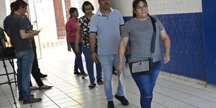 Realiza la Preparatoria Hermanos Flores Magón reuniones informativas con más de 650 madres y padres de familia de estudiantes de nuevo ingreso