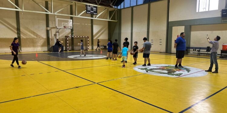 Realizar actividad física o la práctica de algún deporte con los niños durante el periodo de vacaciones, es cuidar su salud física y neuronal; especialista de la UAS