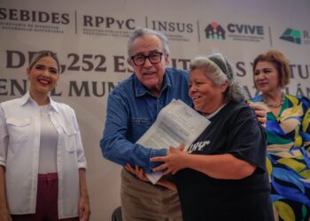 Somos el primer estado en entregar escrituras y títulos de propiedad de manera masiva, asegura el gobernador Rocha