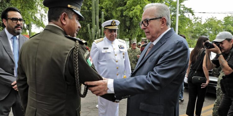 Asiste Gobernador Rocha a toma de protesta de nuevo Comandante de Novena Zona Militar