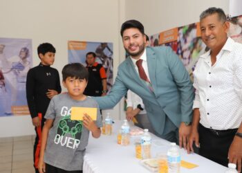 Entregan becas a deportistas destacados del municipio de Elota