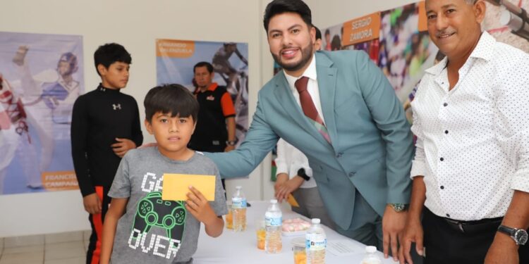 Entregan becas a deportistas destacados del municipio de Elota