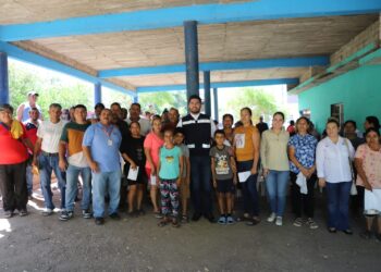 Entrega Richard Millán apoyos a familias pesqueras de La Cruz