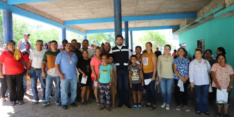 Entrega Richard Millán apoyos a familias pesqueras de La Cruz