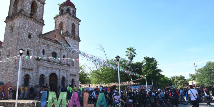 A ritmo de rock, la UAS se hace presente en la segunda edición del Festival del Raspado en Imala 2025 amenizando el magno evento