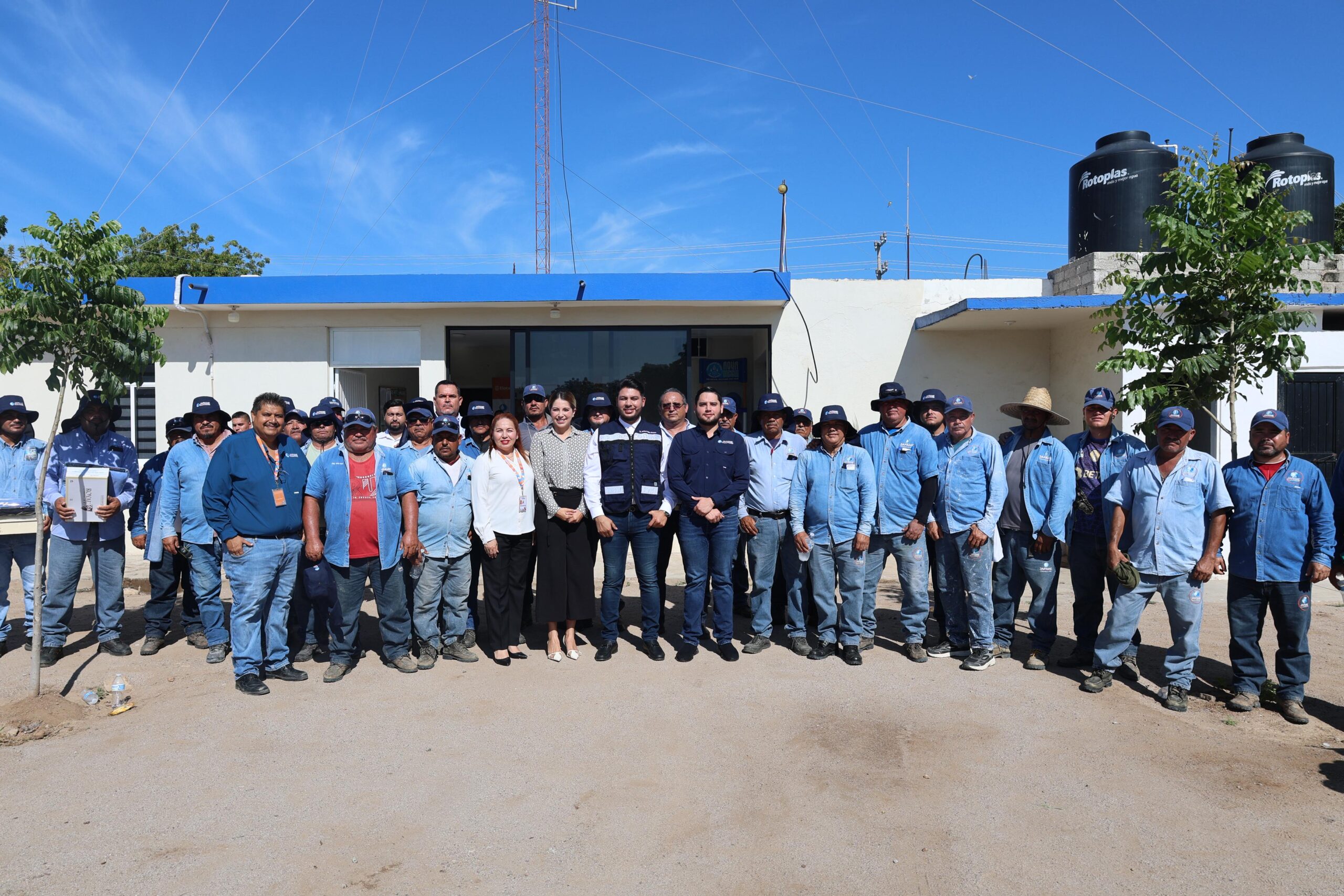 Para dignificar su labor, entregan  uniformes a personal de JAPAME