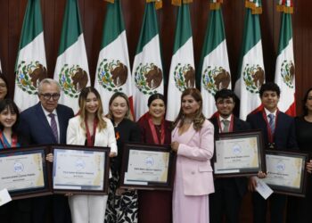 ¡Orgullosamente UAS! Ángela María, estudiante de la Facultad de Ciencias Físico Matemáticas, gana el Premio al Mérito Juvenil 2025 que otorga el Congreso de Sinaloa