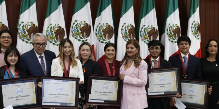 ¡Orgullosamente UAS! Ángela María, estudiante de la Facultad de Ciencias Físico Matemáticas, gana el Premio al Mérito Juvenil 2025 que otorga el Congreso de Sinaloa