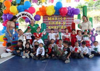 Al grito de ¡Viva México!, el Jardín de Niños de la UAS conmemora las fiestas patrias presentando un colorido evento con Mariachi Infantil