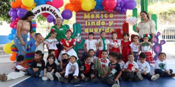 Al grito de ¡Viva México!, el Jardín de Niños de la UAS conmemora las fiestas patrias presentando un colorido evento con Mariachi Infantil