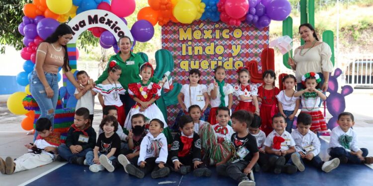 Al grito de ¡Viva México!, el Jardín de Niños de la UAS conmemora las fiestas patrias presentando un colorido evento con Mariachi Infantil