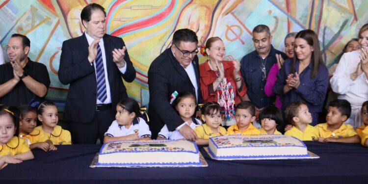 Con las tradicionales mañanitas y un gran pastel, la Biblioteca Central “Eustaquio Buelna Pérez” festejó el 38 aniversario de su fundación