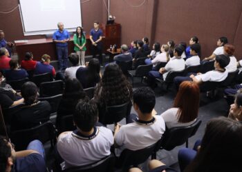 Para crear una nueva cultura alimentaria en estudiantes, llevan Jornada del programa Vive Saludable, Vive Feliz a la Preparatoria Dr. Salvador Allende